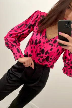 Camicia fucsia a fantasia dalmata con scollo a V e maniche a sbuffo con polsini