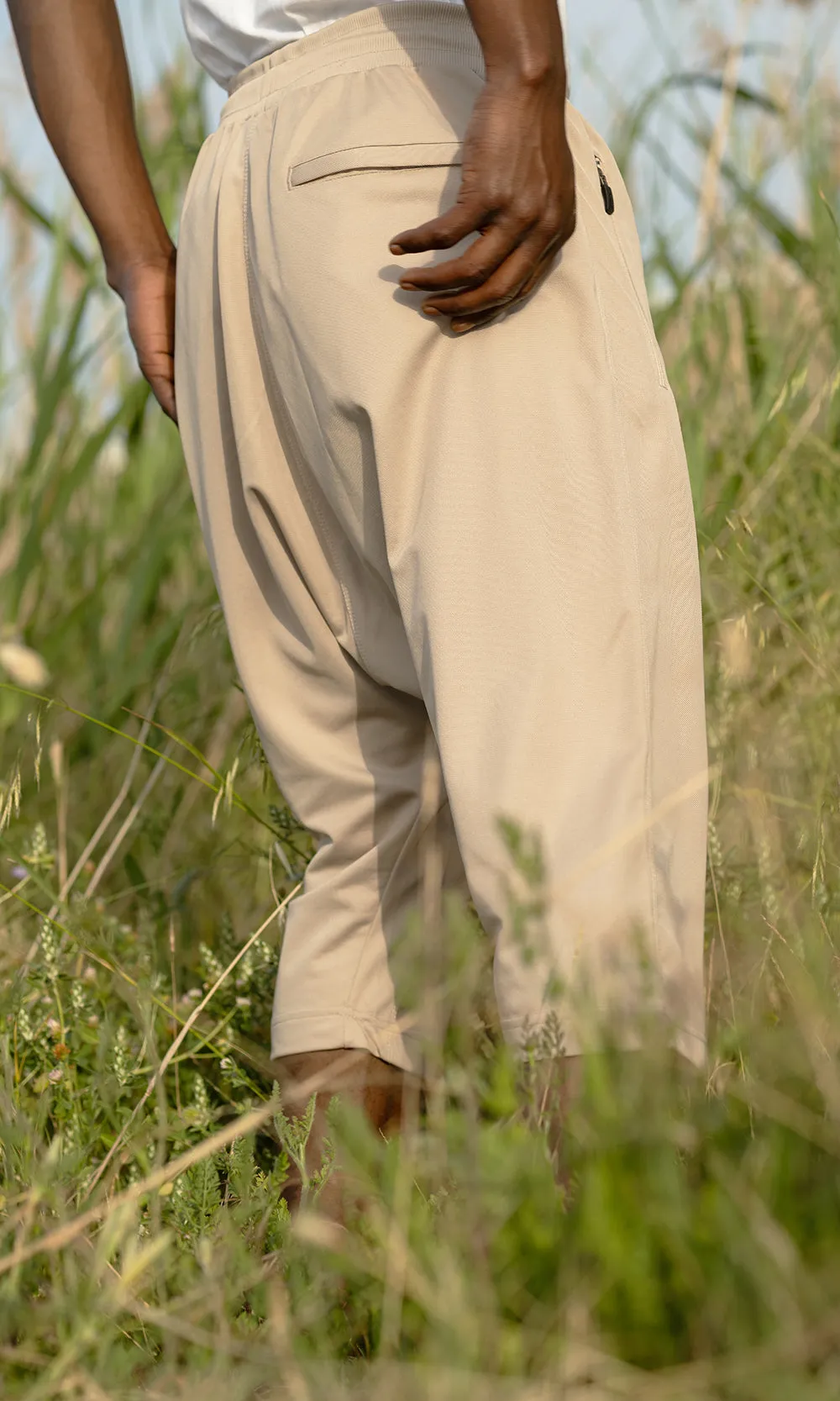 QL Relaxed Lightweight Cropped Joggers in Beige